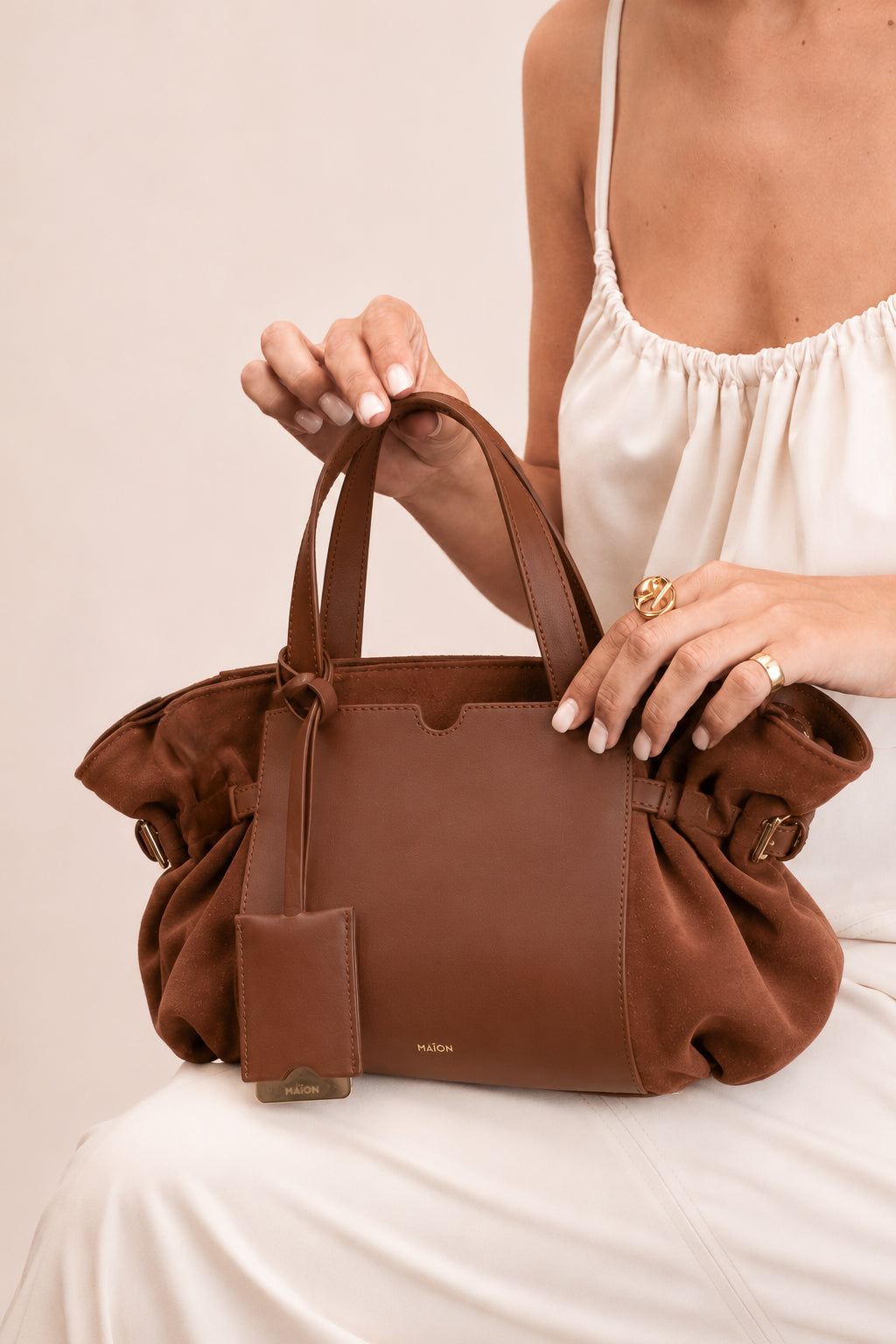 Célia Sac bandoulière en cuir velours marron, porté