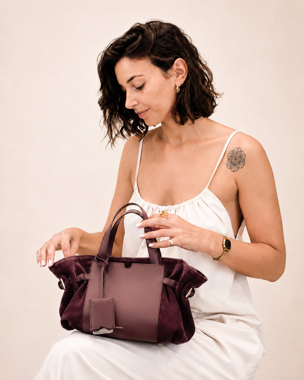 Célia Sac bandoulière en cuir velours bordeaux, porté