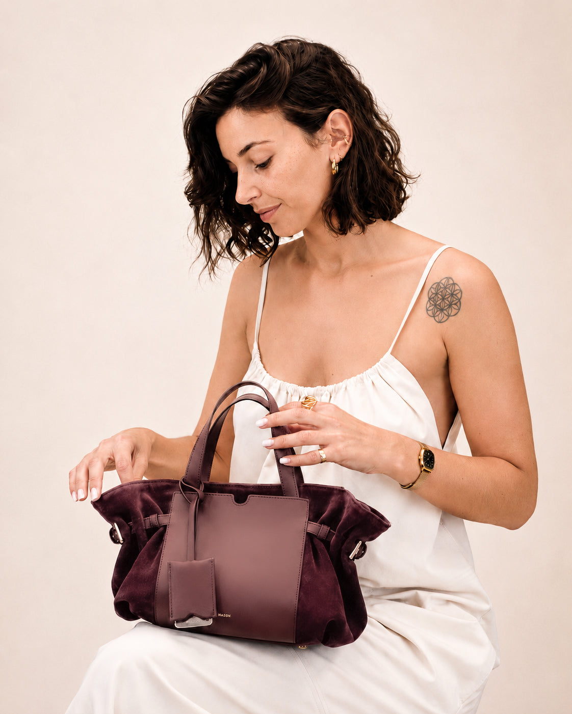 Célia Sac bandoulière en cuir velours bordeaux, porté