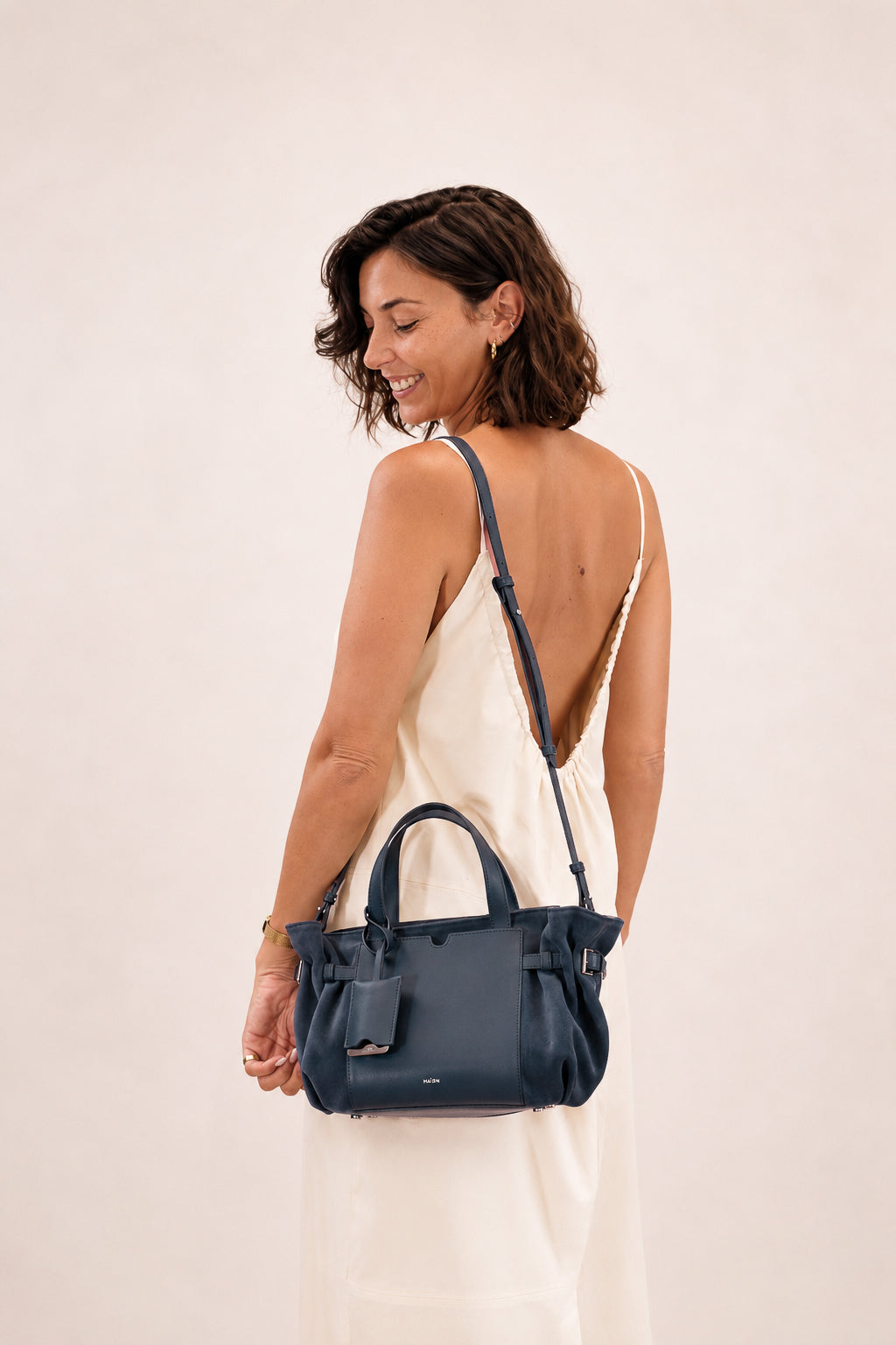 Célia Sac bandoulière en cuir velours bleu, porté