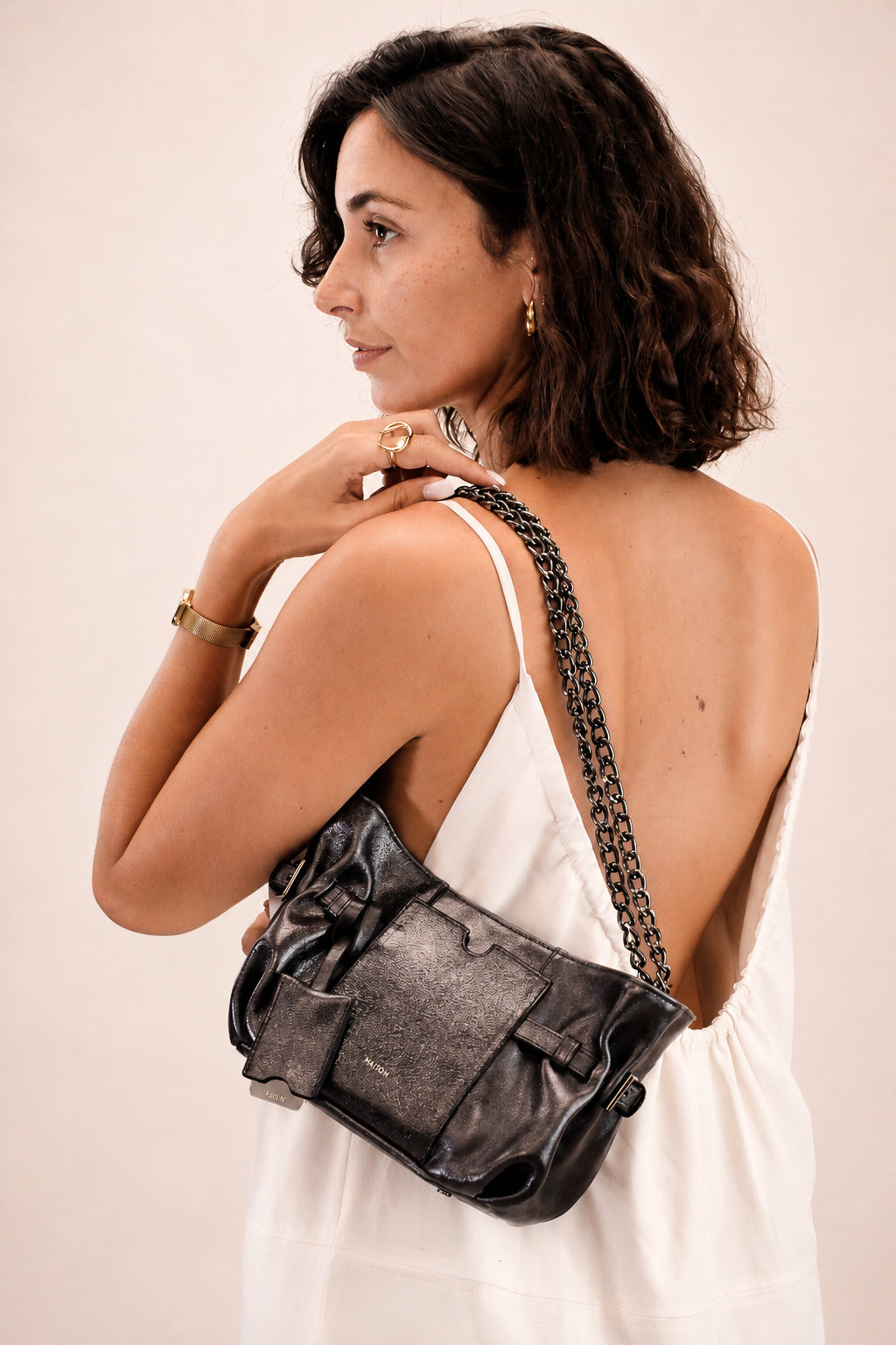 Mini Célia en cuir noir métallisé, porté