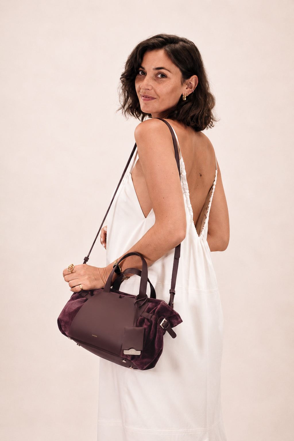 Célia Sac bandoulière en cuir velours bordeaux, porté