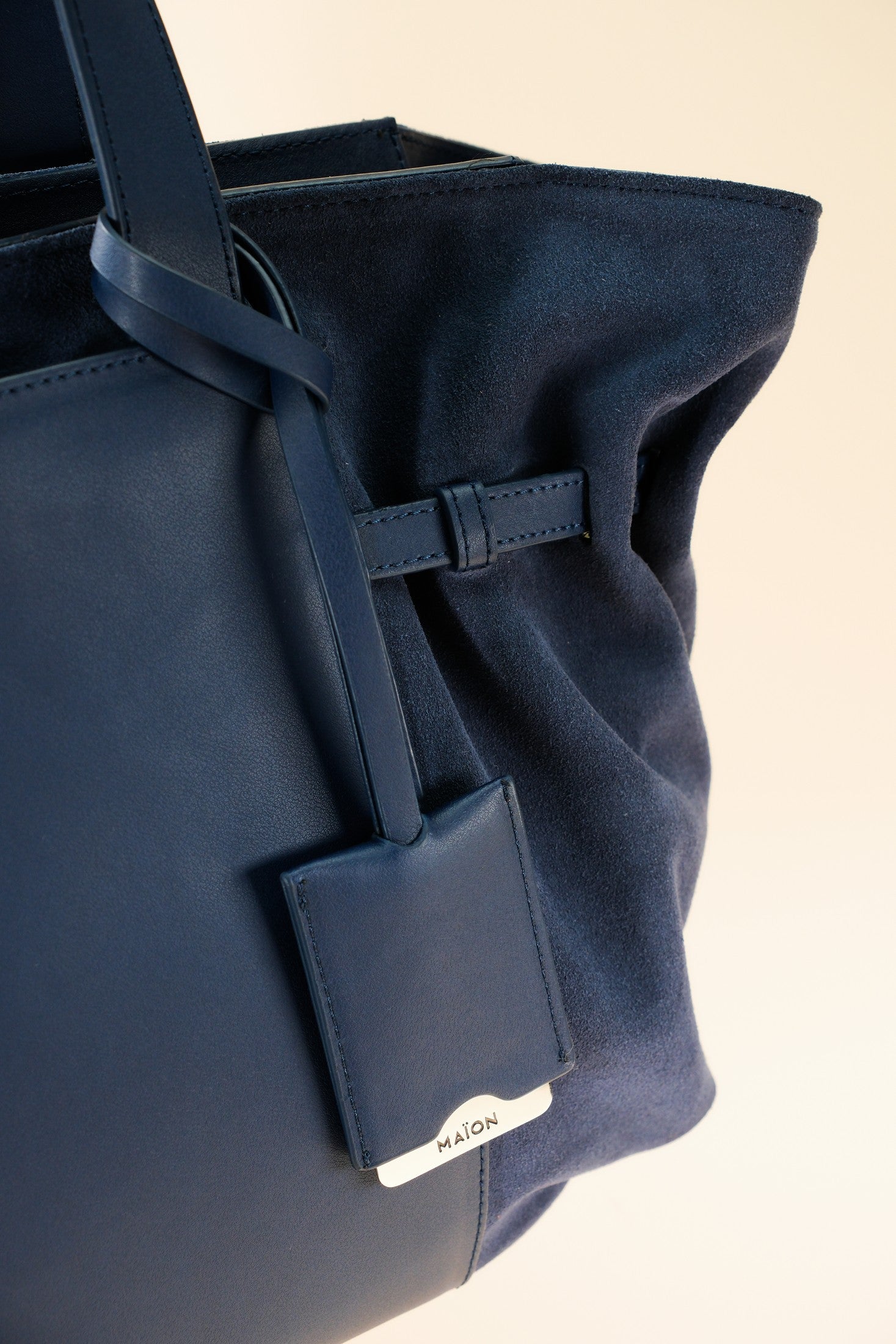 Célia Cabas zippé Bleu en cuir, porté