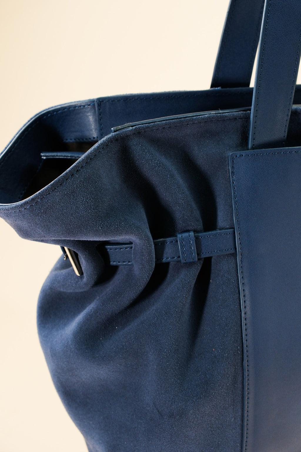 Célia Cabas zippé Bleu en cuir, porté