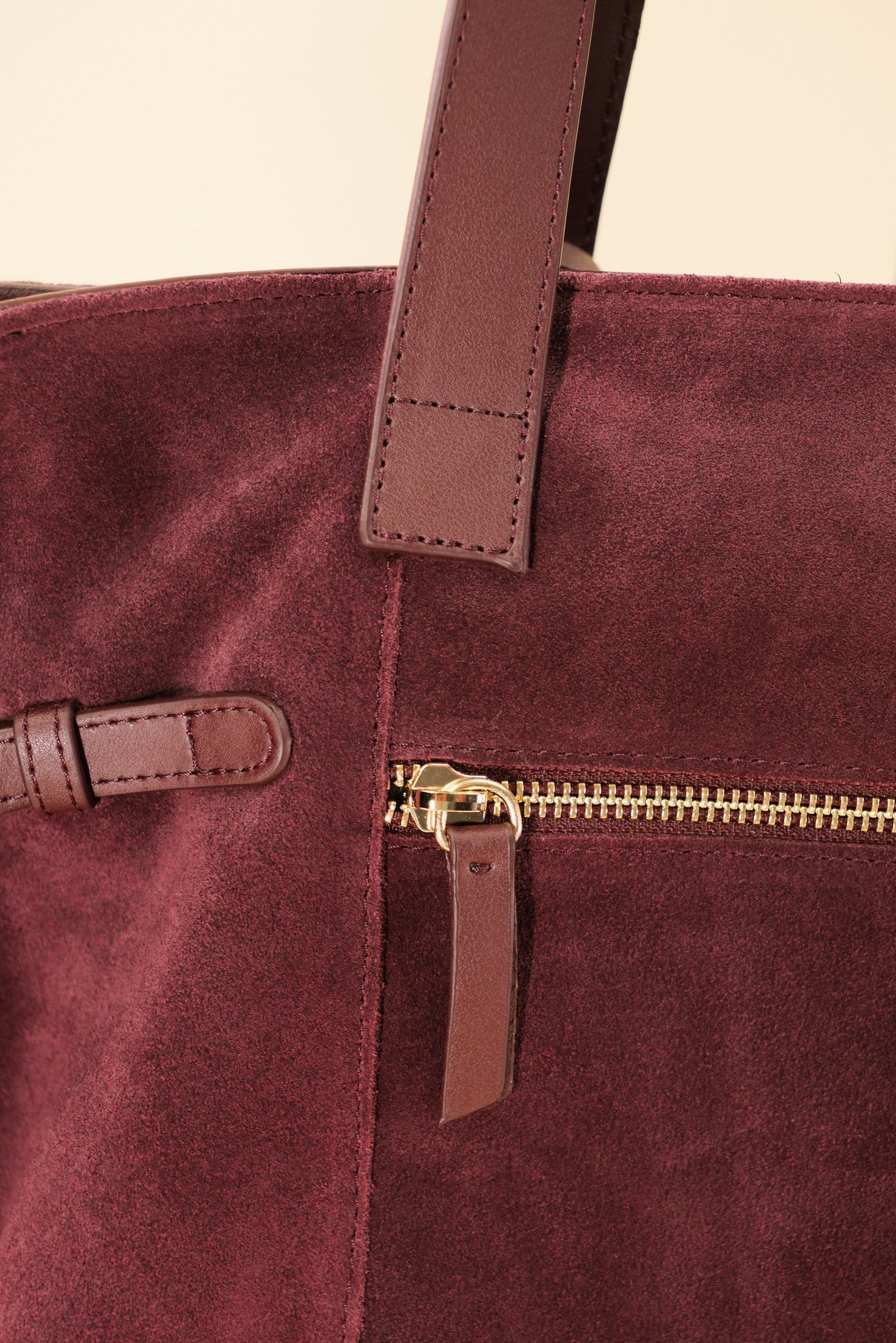 Célia Cabas zippé Bordeaux en cuir, porté