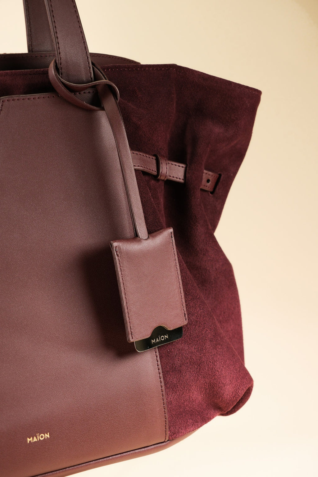 Célia Cabas zippé Bordeaux en cuir, porté
