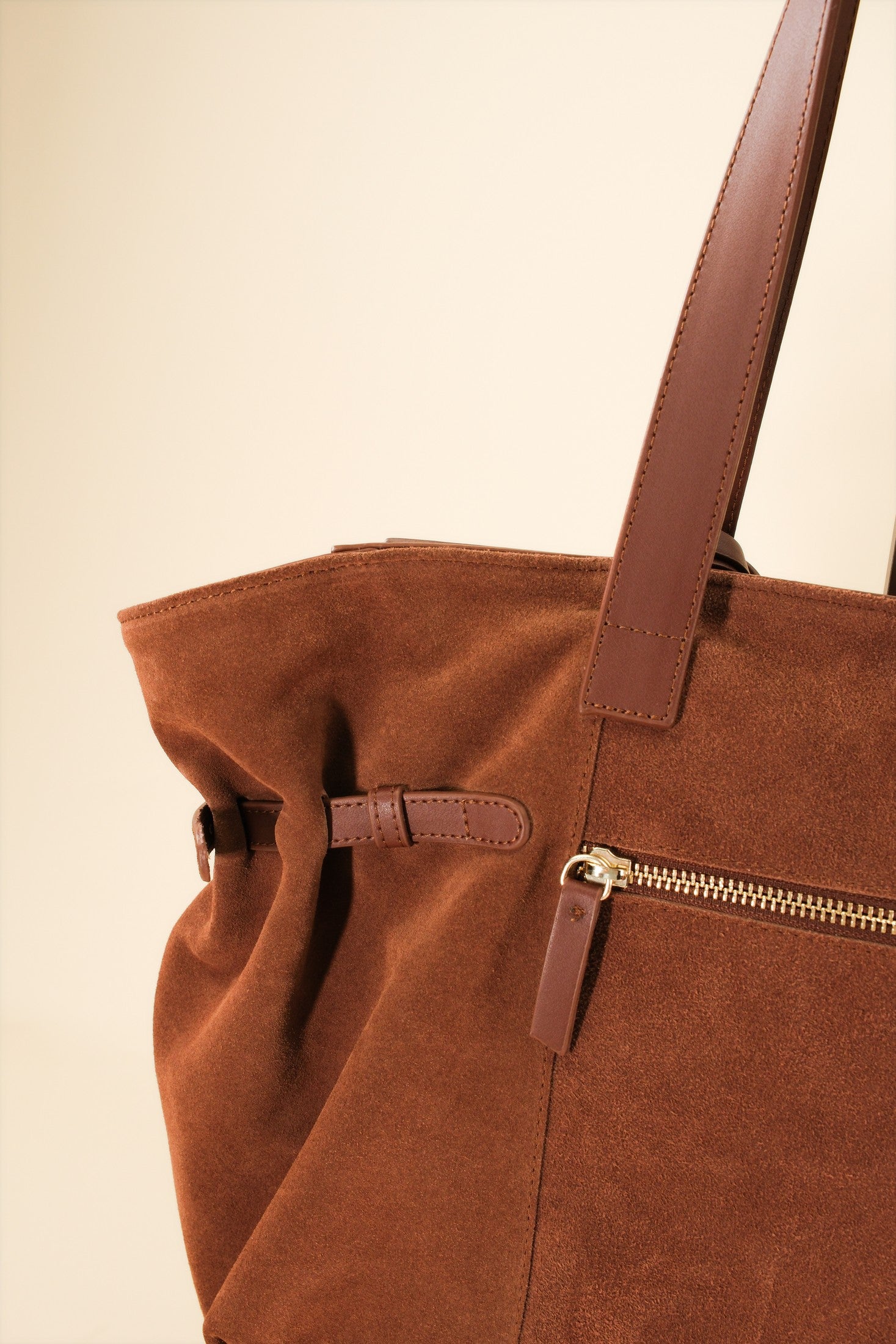 Célia Cabas zippé Marron en cuir, porté