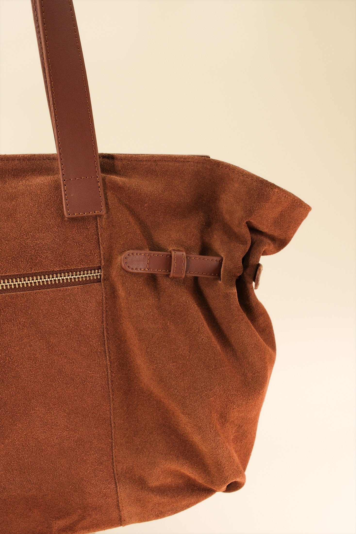Célia Cabas zippé Marron en cuir, porté