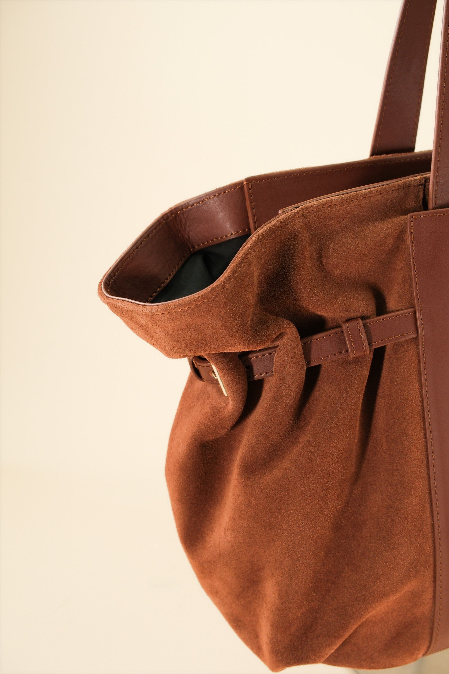 Célia Cabas zippé Marron en cuir, porté