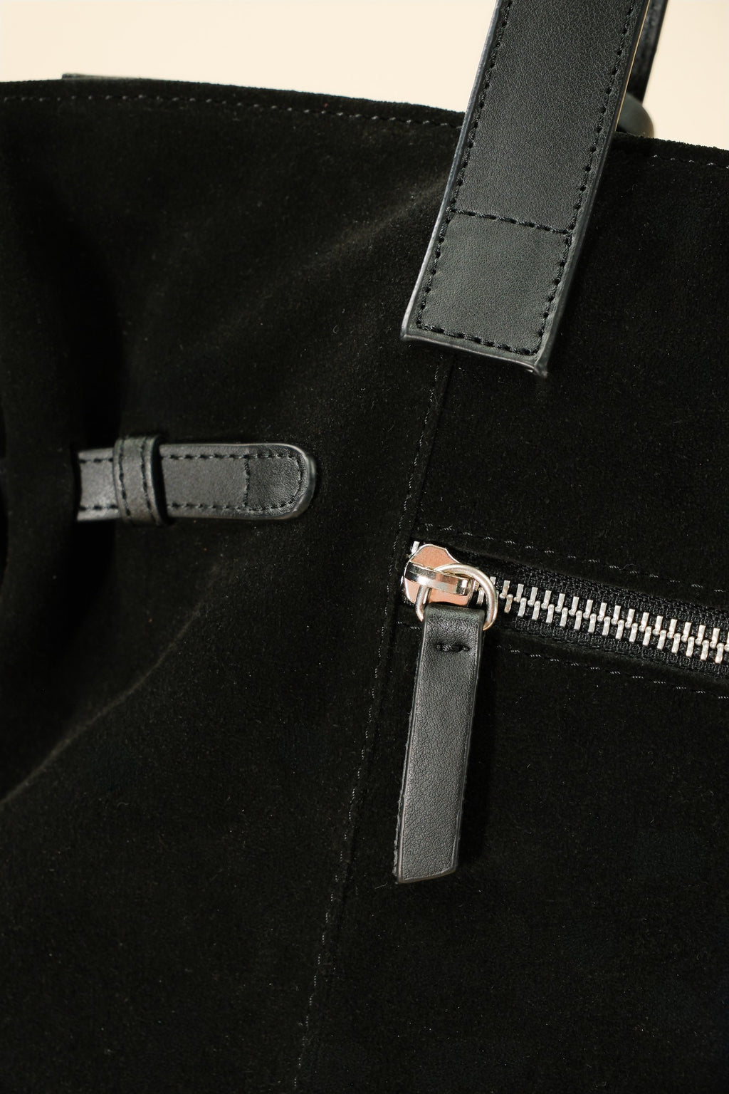Célia Cabas zippé Noir en cuir, porté