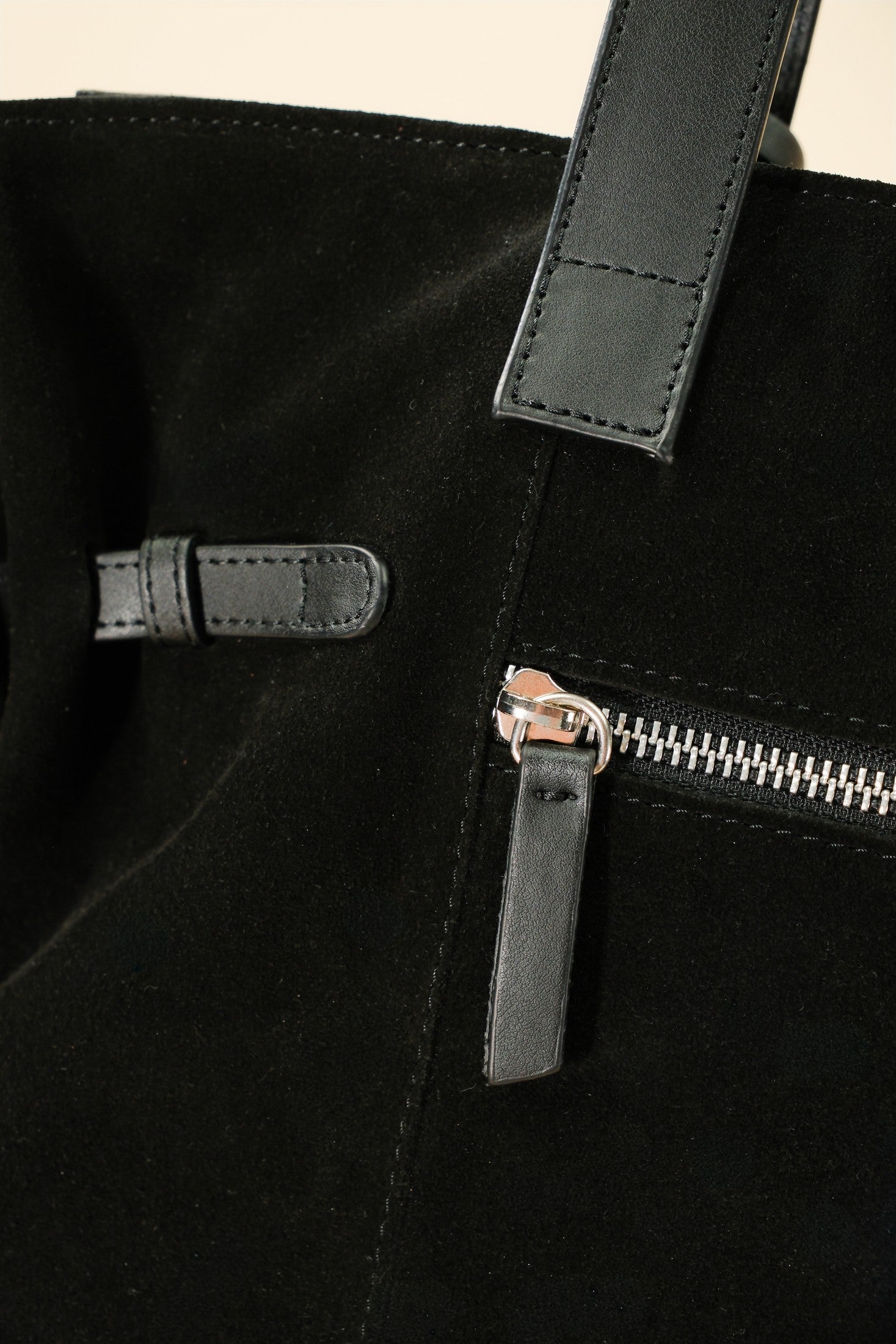 Célia Cabas zippé Noir en cuir, porté