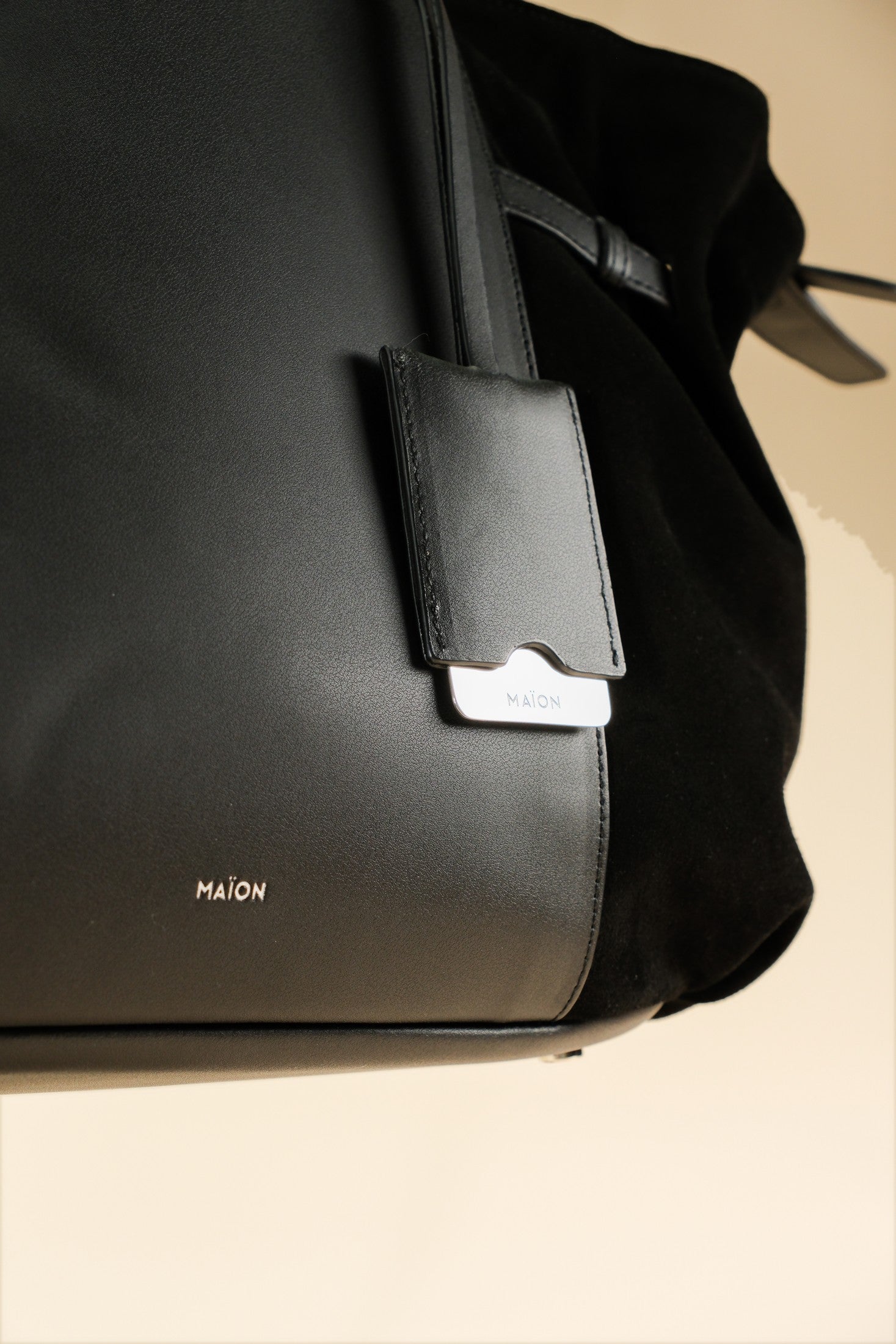 Célia Cabas zippé Noir en cuir, porté
