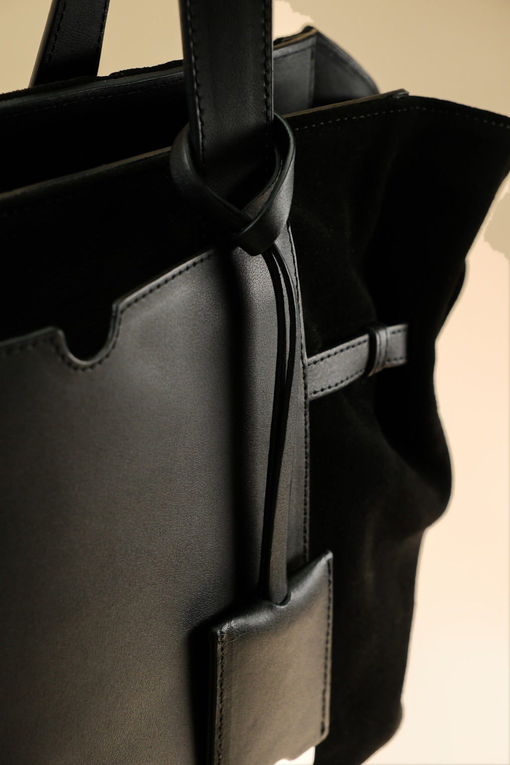 Célia Cabas zippé Noir en cuir, porté