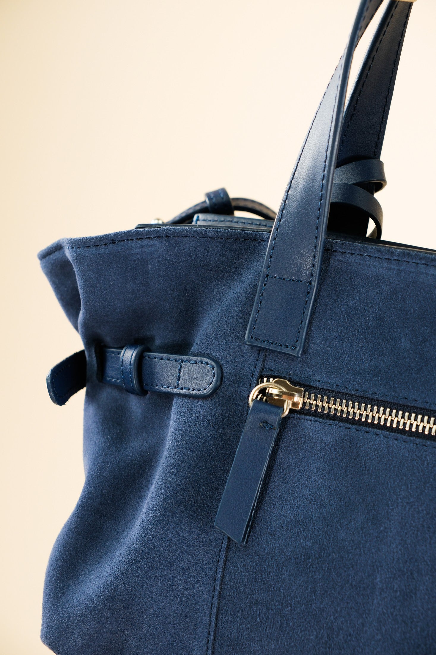 Célia Sac bandoulière Bleu en cuir, porté