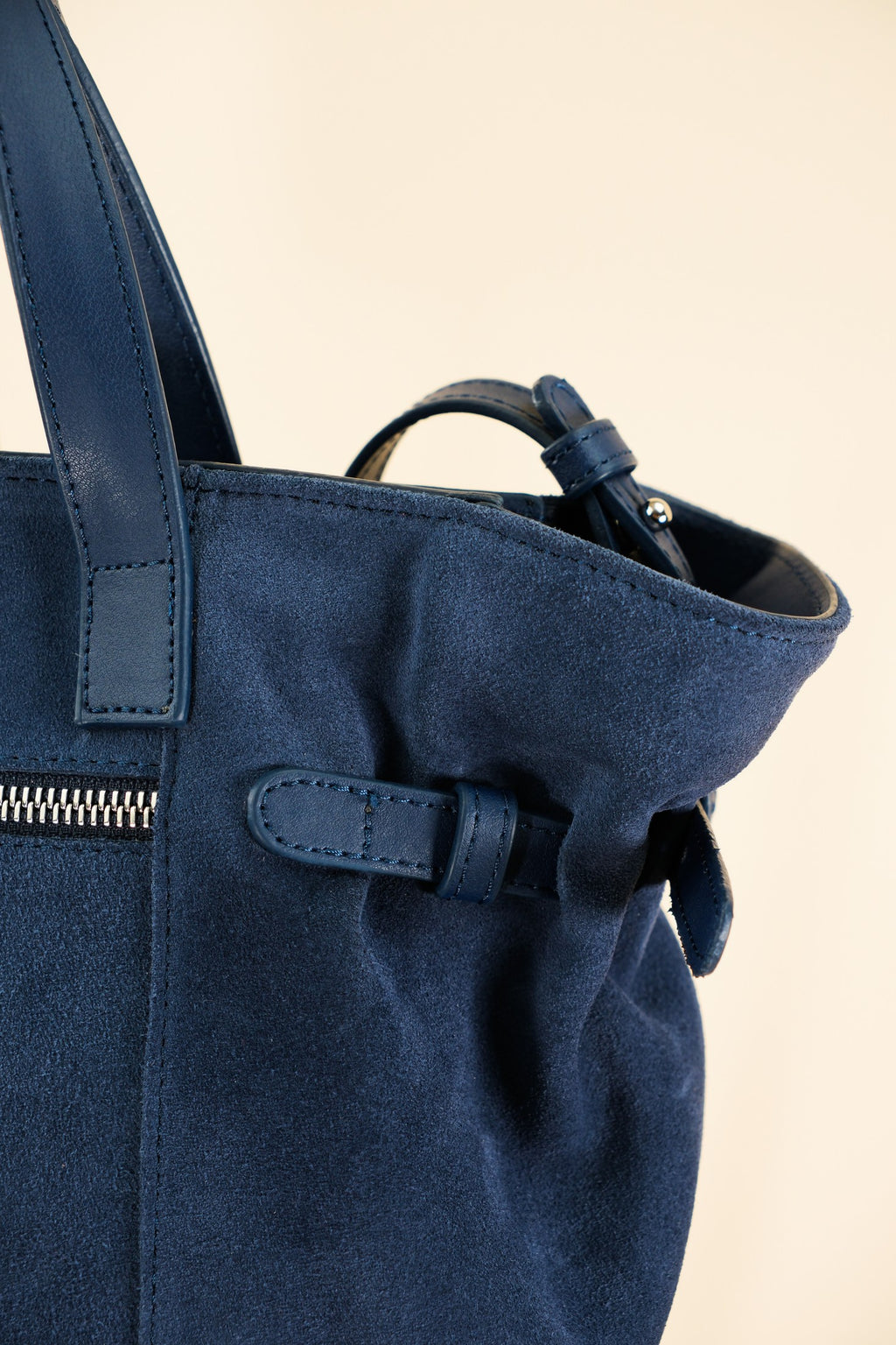 Célia Sac bandoulière Bleu en cuir, porté