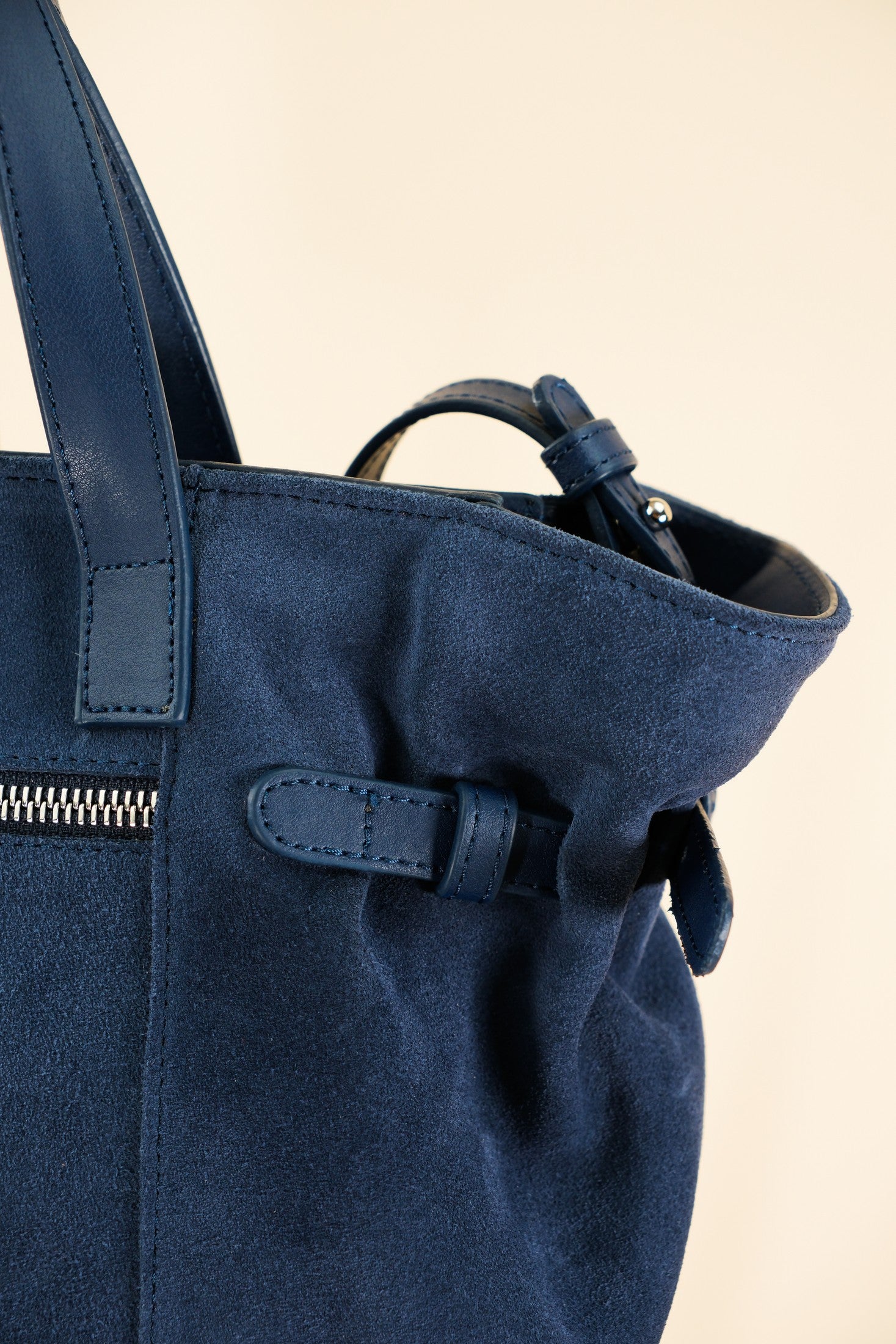 Célia Sac bandoulière Bleu en cuir, porté