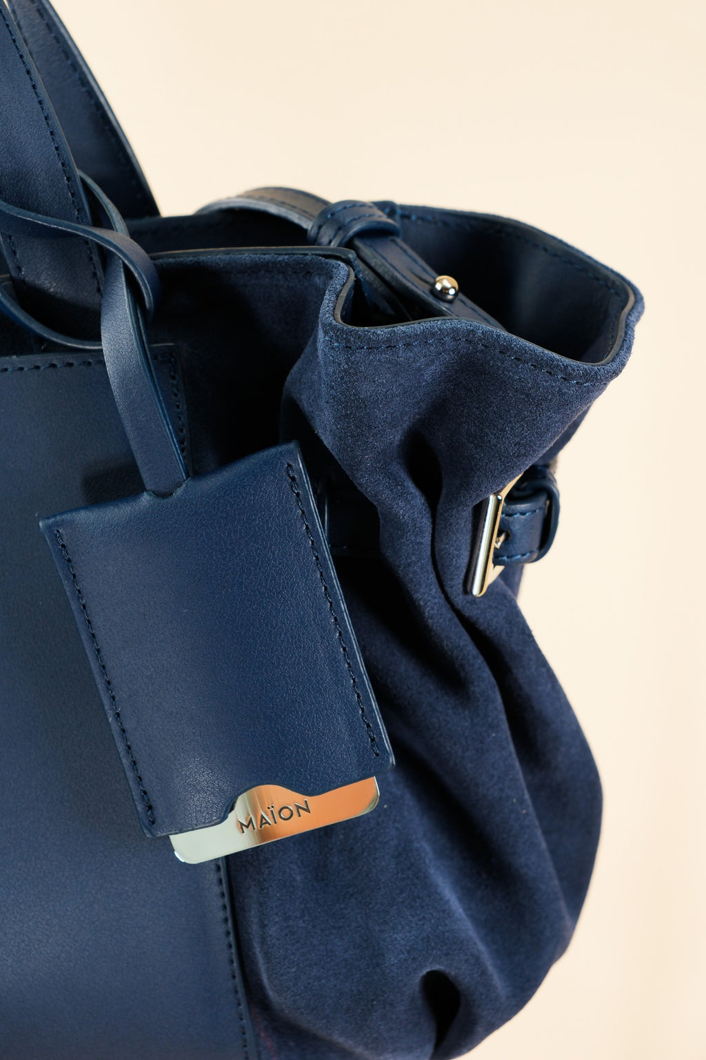 Célia Sac bandoulière Bleu en cuir, porté