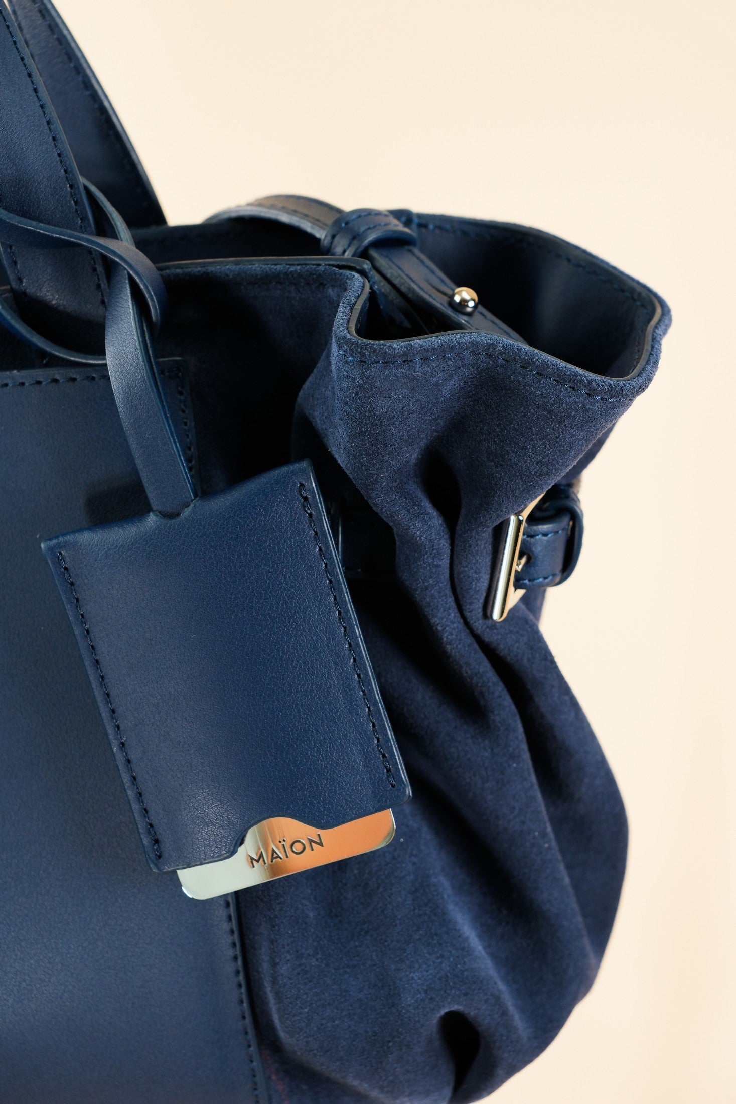 Célia Sac bandoulière Bleu en cuir, porté