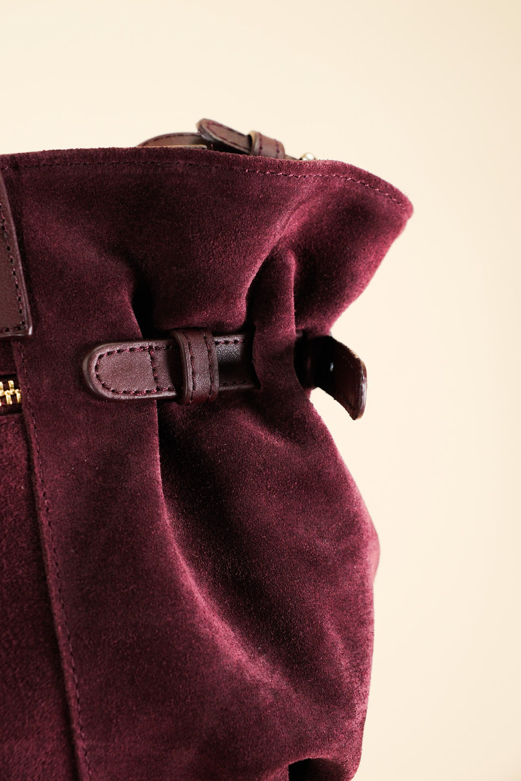 Célia Sac bandoulière Bordeaux en cuir, porté