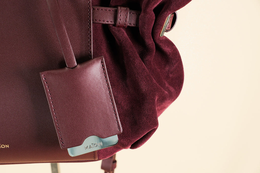 Célia Sac bandoulière Bordeaux en cuir, porté
