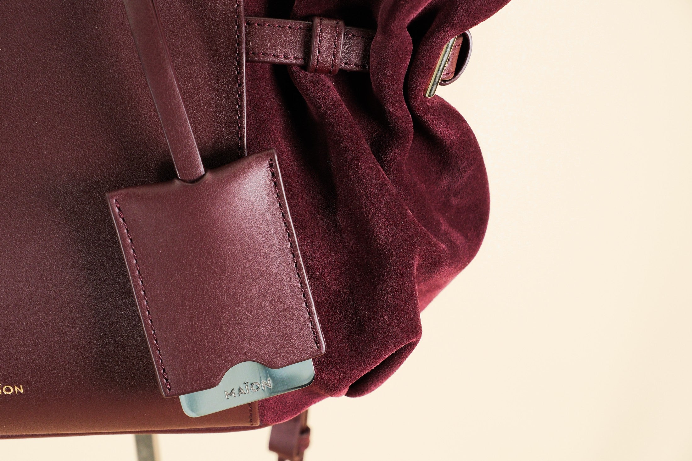 Célia Sac bandoulière Bordeaux en cuir, porté
