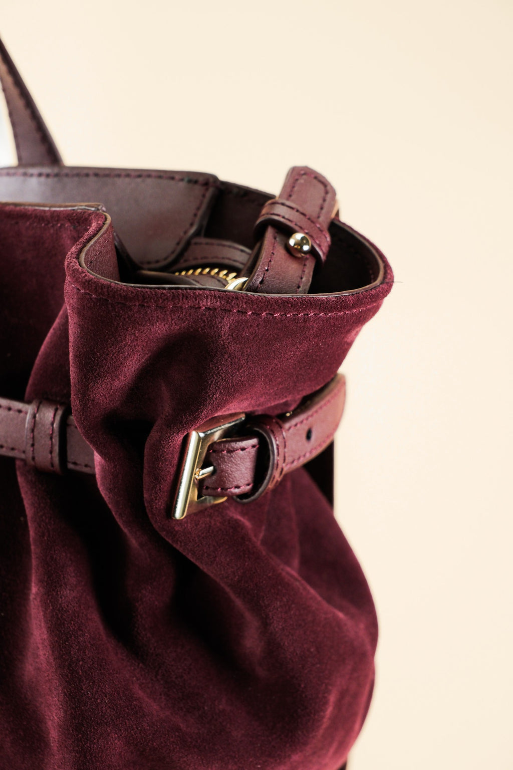 Célia Sac bandoulière Bordeaux en cuir, porté