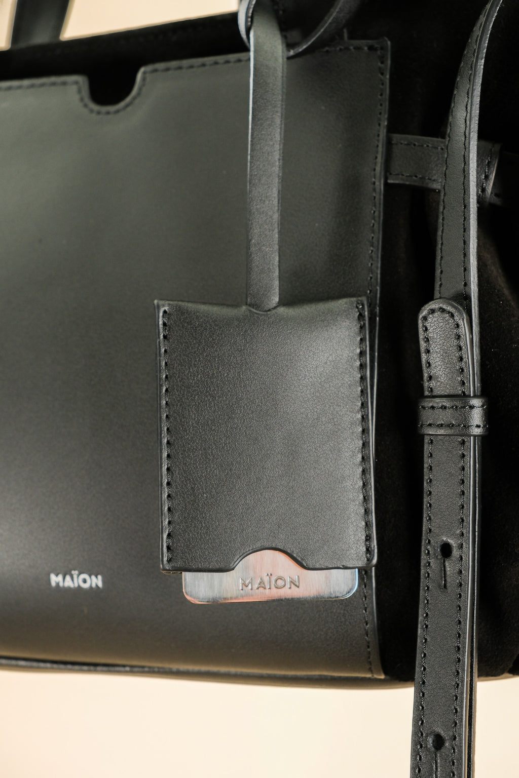 Célia Sac bandoulière Noir en cuir, porté