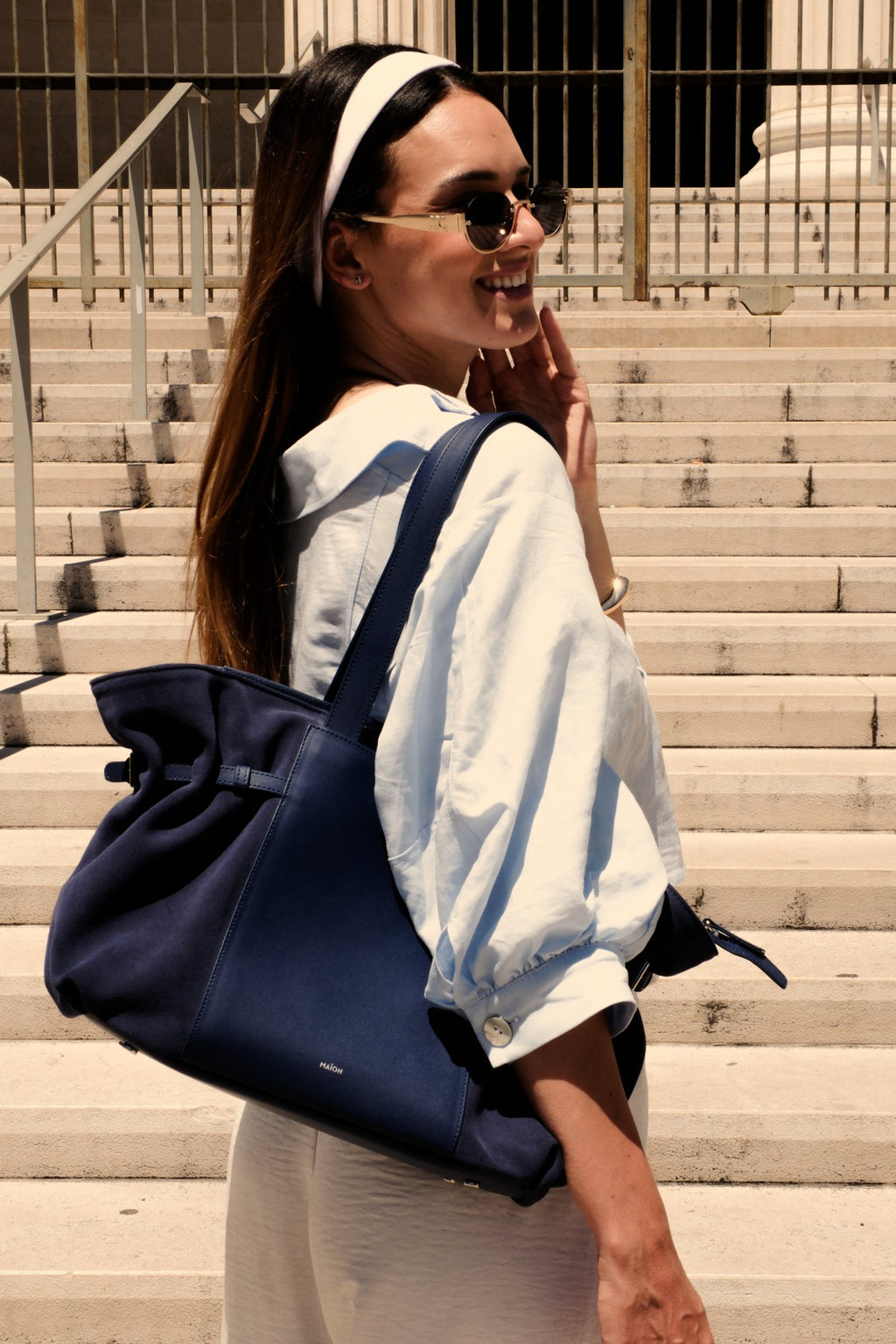 Sac cabas Célia en cuir velours bleu, porté en ville