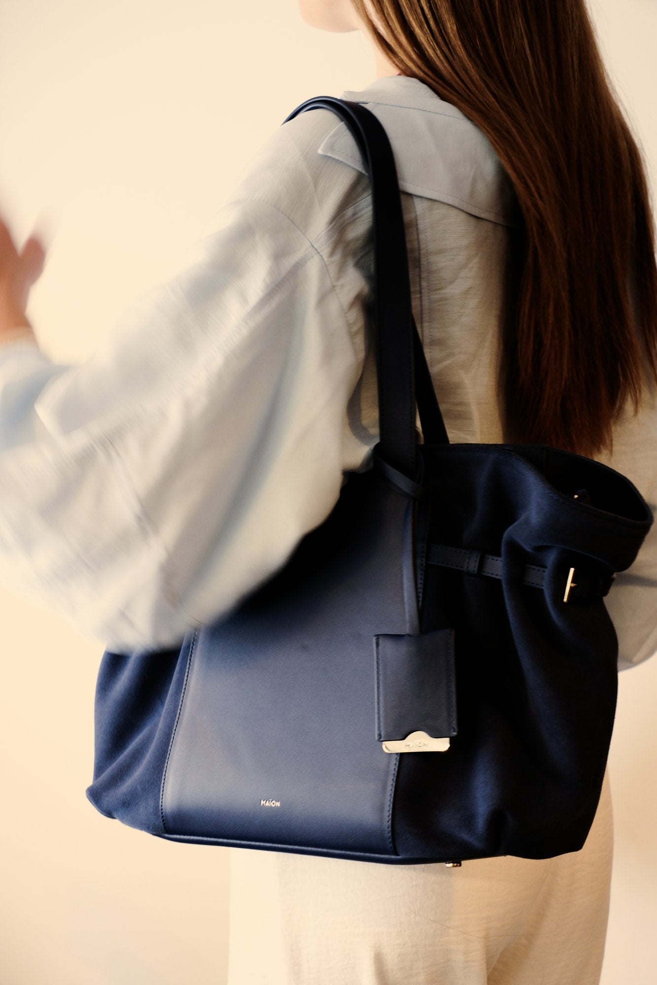 Sac cabas Célia en cuir velours bleu, porté à l'épaule