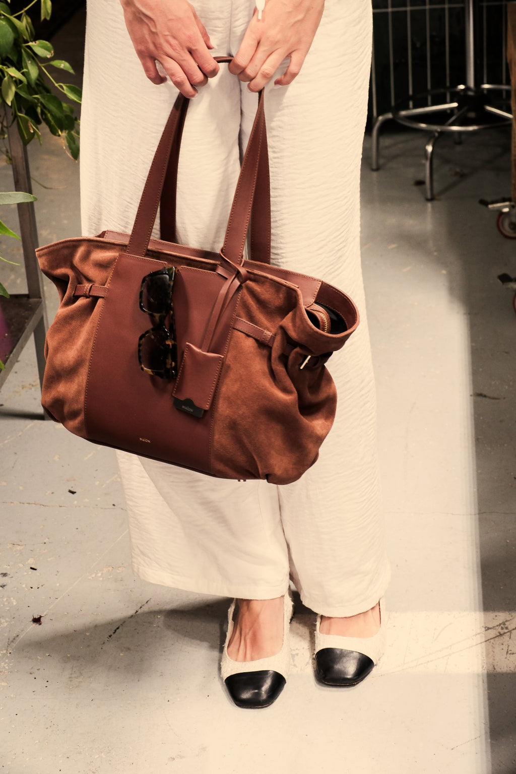 Sac cabas Célia en cuir velours marron, porté à l'épaule