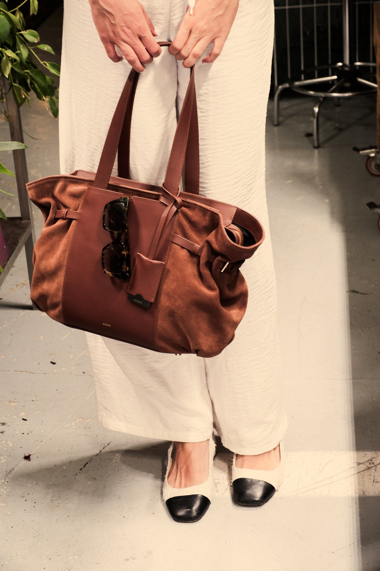 Sac cabas Célia en cuir velours marron, porté à l'épaule