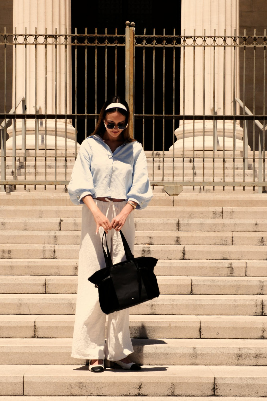 Sac cabas Célia en cuir velours noir, porté à la main