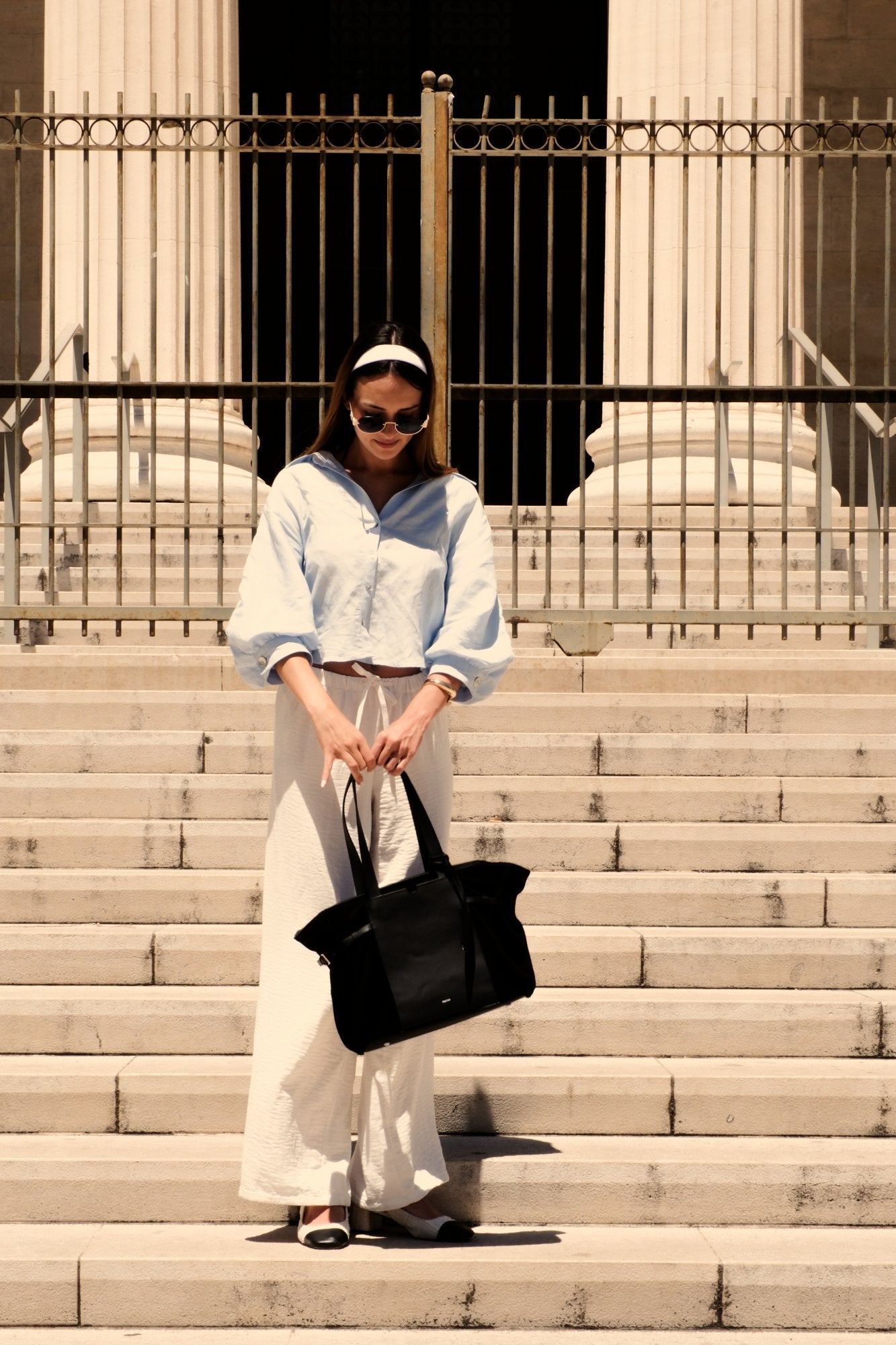 Sac cabas Célia en cuir velours noir, porté à la main