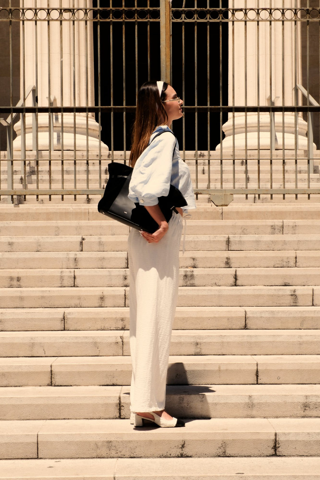 Sac cabas Célia en cuir velours noir, vu de profil