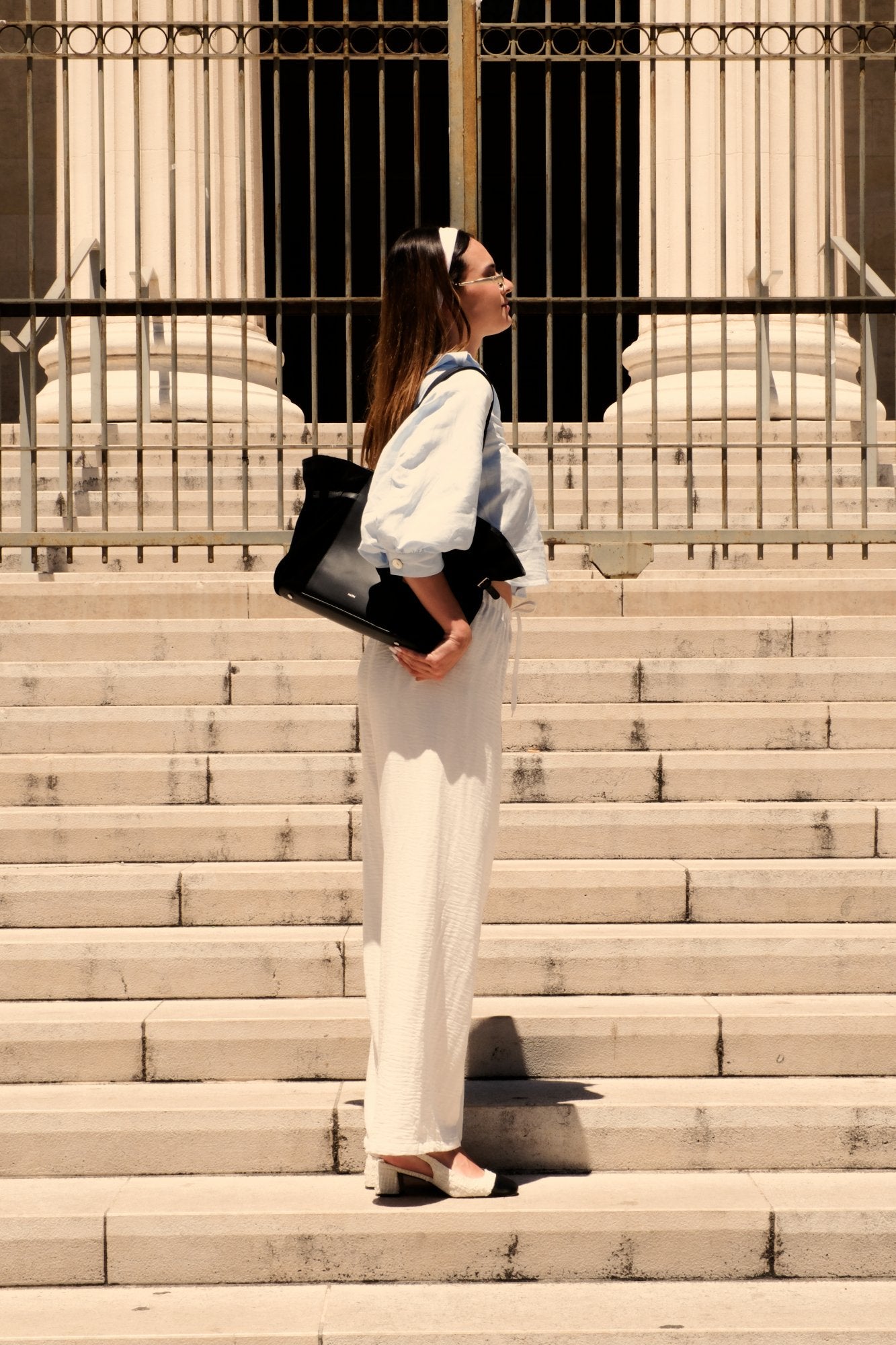 Sac cabas Célia en cuir velours noir, vu de profil