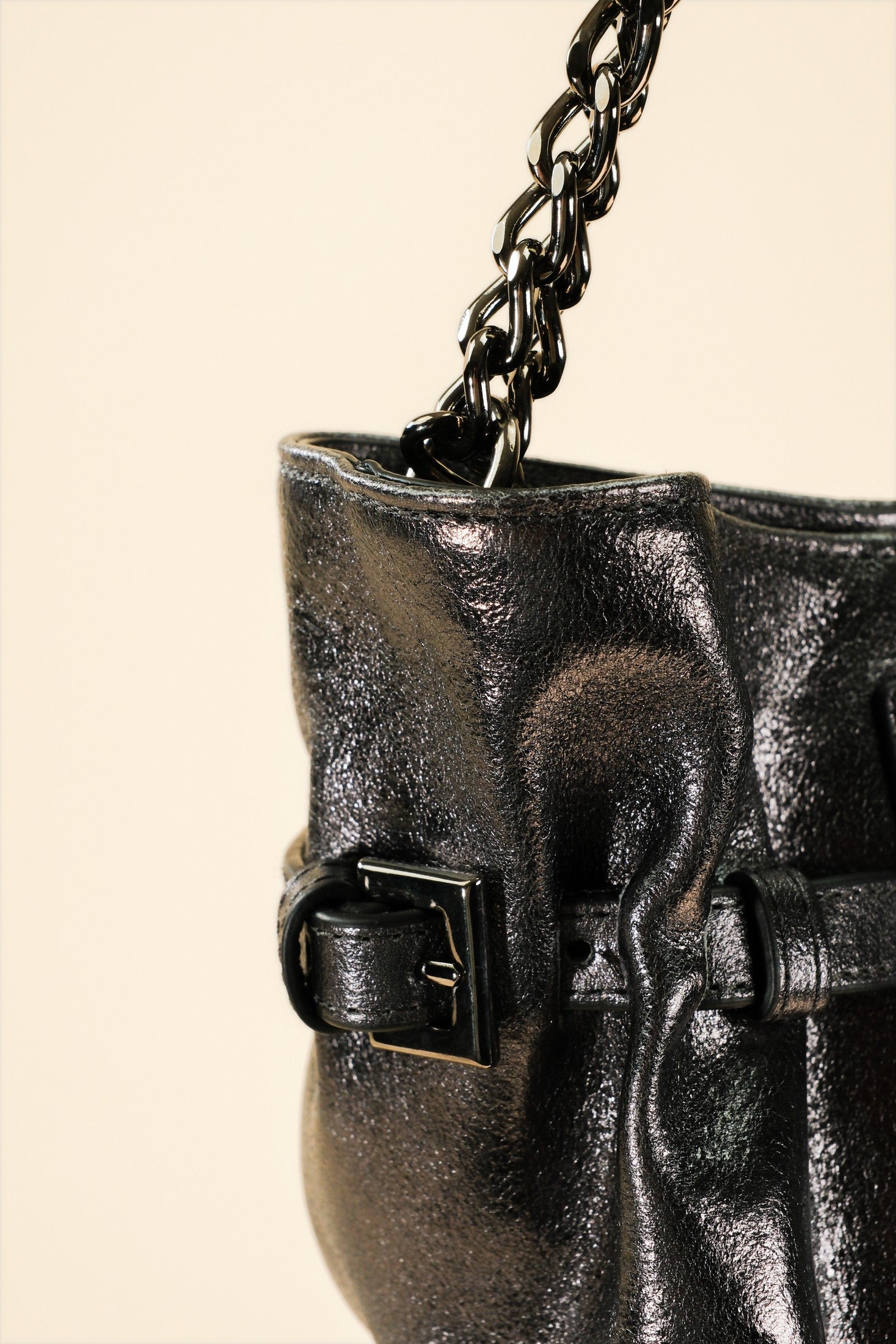 Mini Célia Noir métallisé en cuir, porté