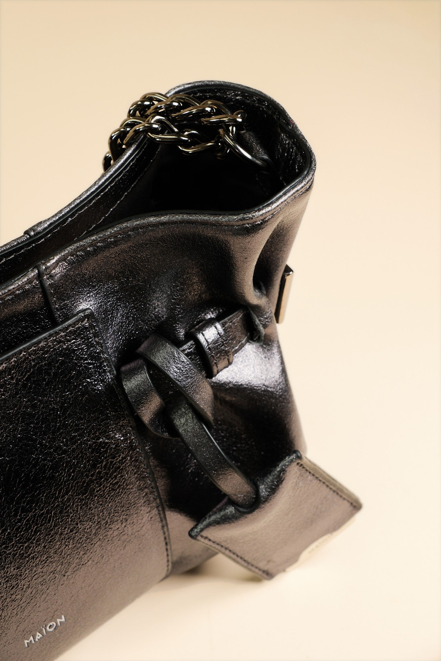 Mini Célia Noir métallisé en cuir, porté