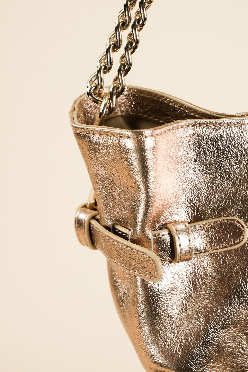 Mini Célia Doré en cuir, porté