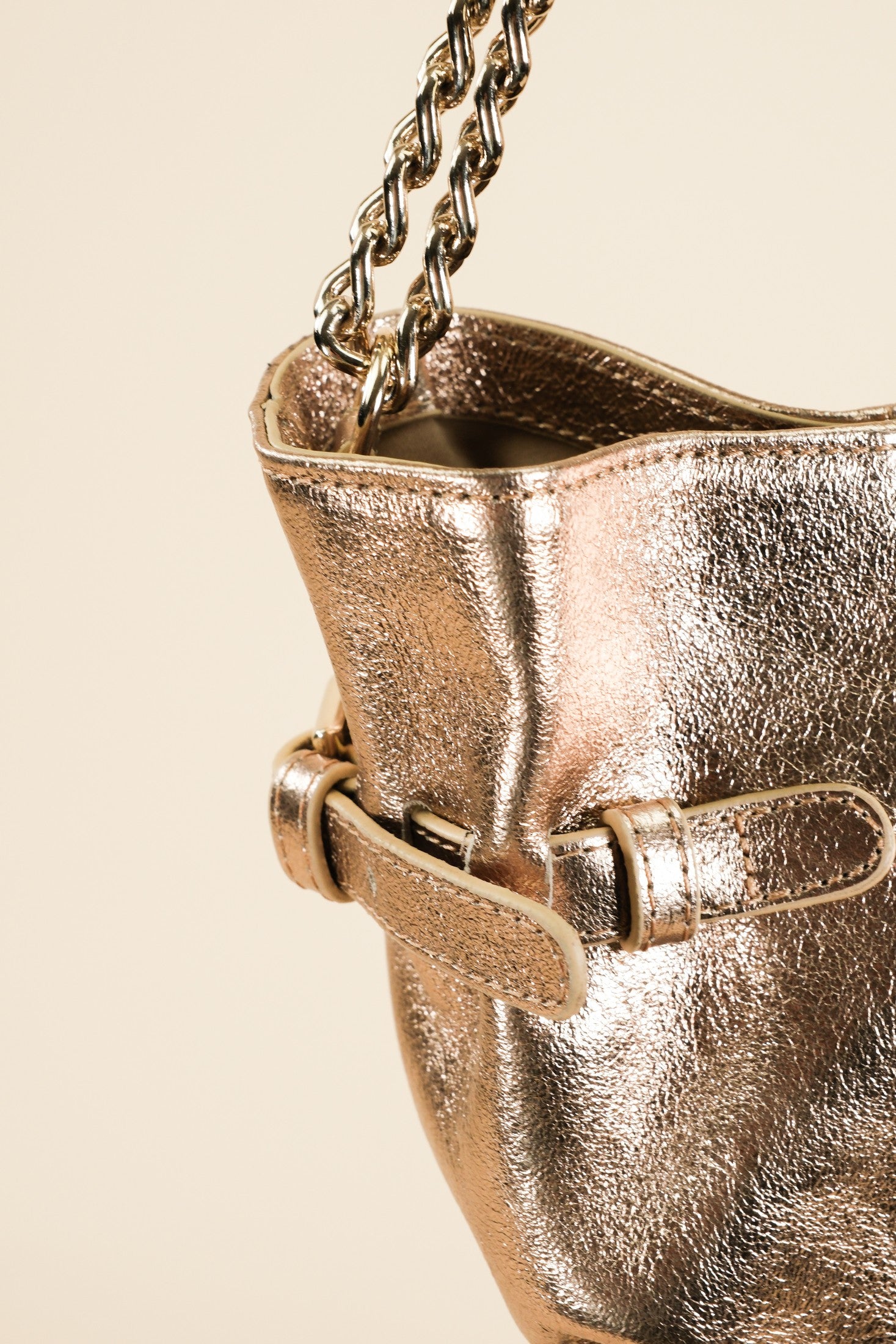 Mini Célia Doré en cuir, porté